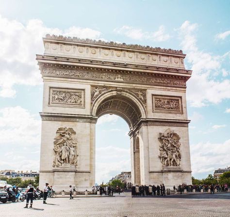 French Traditional Dress, Monument Photography, Places To See In Paris, Paris Icons, Arch Of Triumph, Monument In India, Paris Monuments, Paris Attractions, Travel To Paris