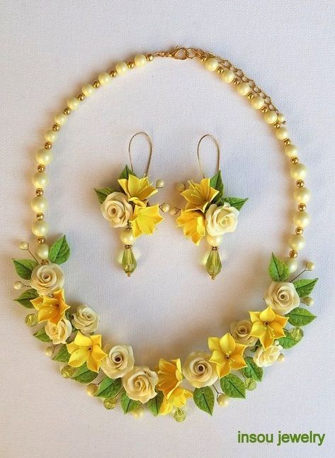 Green & Yellow Spring Flower Jewelry Indian, Jewellery For Haldi, Haldi Jewellery, Flower Jewellery For Haldi, Flower Jewellery For Mehndi, Flower Jewelry Designs, Clay Flower Jewelry, Wedding Flower Jewelry, Fresh Flower Jewelry