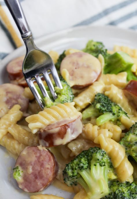 One-Pot Cheesy Smoked Sausage and Broccoli Pasta Smoked Sausage And Broccoli, Pasta And Broccoli, Sausage And Broccoli, Smoked Sausage Recipes, Kielbasa Recipes, Recipe For One, Beef Meals, Broccoli Pasta, Cheesy Pasta