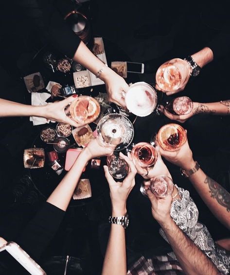 Friend Tumblr, Crazy Party, Party Aesthetic, Party Photography, Friends Party, Ideas Party, Gentleman Style, Party Girls, Party Night