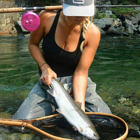 Women Fly Fishing, Ladies Fishing, Fly Fishing Girls, Fishing Girl, Girl Fishing, Girls Fishing, Fly Fishing Tips, Fishing For Beginners, Live Bait