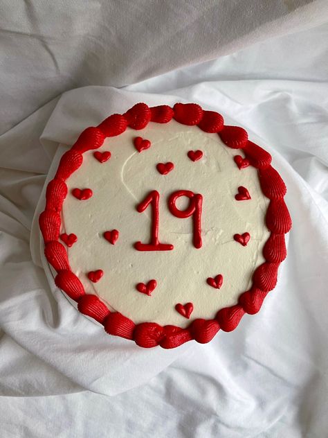 19 Birthday Cake, Happy Bday Cake, Cakes Videos, Round Birthday Cakes, Quotes Vision Board, 19th Birthday Cakes, Red Birthday Cakes, 19 Birthday, Small Birthday Cakes