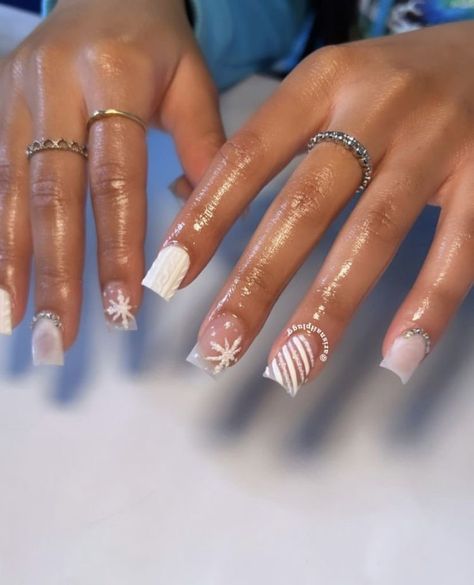 Short Christmas Set Nails, Cute Christmas Nail Inspo Short, Short Winter Nails Black Women, Christmas Nails Black Women Short, Christmas Short Square Acrylic Nails, Xmas Themed Nails, Cute Short Square Christmas Nails, Christmas Themed Nails Short, Christmas Aesthetic Nails Short