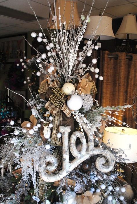 8 Beautifully Unusual Christmas Tree Topper Ideas Unusual Christmas Tree Toppers, Tree Topper Ideas, Christmas Tree Toppers Unique, Unusual Christmas Trees, Creative Christmas Trees, Diy Tree, Unique Christmas Trees, Ribbon On Christmas Tree, White Christmas Decor