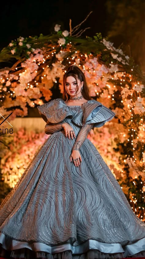 Outfits Aesthetic Invierno, Outfit Aesthetic Vintage, Trail Gown, Pakistani Gowns, Aesthetic Vintage Outfits, Indian Dress Up, Rabeeca Khan, Outfit Designer, Stylish Maxi Dress