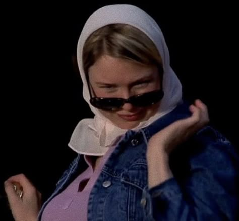 Bridget Jones Costume, Broad City Aesthetic, Bridget Jones Wallpaper, Bridget Jones Diary Aesthetic, Frazzled English Woman Aesthetic, Bridget Jones Aesthetic, Bridget Core, Romcom Core, Bridget Jones's Diary