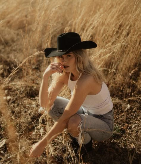 Cowgirl Shoot, Western Photoshoot Ideas, Western Shoot, Country Photoshoot, Cowgirl Photography, Cowgirl Photoshoot, Cowgirl Photo, Fall Photo Shoot Outfits, Western Photoshoot