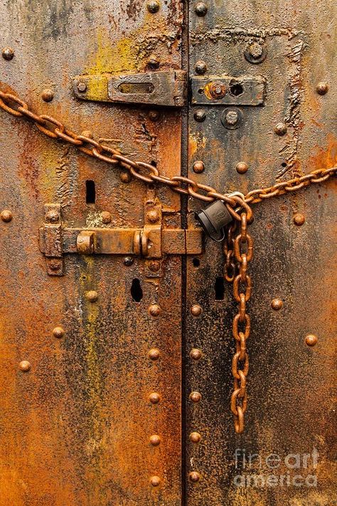 Rusty Aesthetic, Rust Aesthetic, Metal Wall Art Diy, Locked Door, Door Aesthetic, Rust Never Sleeps, Old Keys, 2160x3840 Wallpaper, Aged Copper