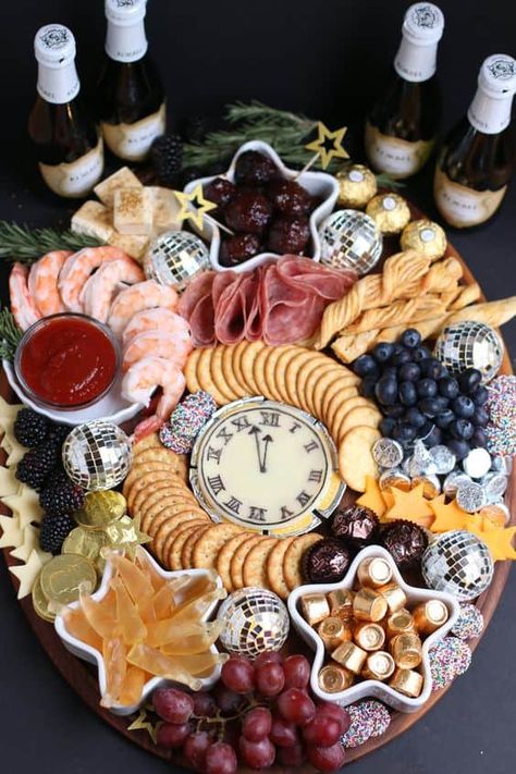 New Years Eve Snacks, Nye Food, New Years Dinner Party, New Year's Snacks, New Years Eve Food, Charcuterie Board Ideas, New Years Dinner, Charcuterie Inspiration, Charcuterie Platter