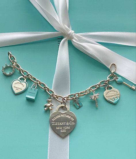 Tiffany’s Charm Bracelet, Jewellery Tiffany And Co, Tiffany And Co Charms, Tiffany And Co Outfit Ideas, Tifanny And Co Aesthetic, Tiffany And Co Accessories, Tiffany And Co Bracelet Aesthetic, Tiffany’s Bracelet, Tiffany And Co Charm Bracelet