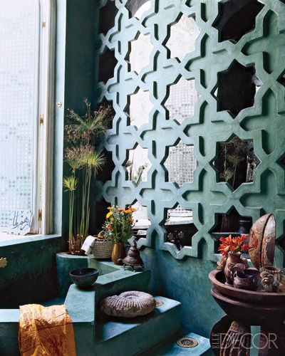 Lovely teal screen    [Photo credit: Simon Upton, Liza Bruce's Marrakesh home  Elle Decor, March 2011] Dekorasi Maroko, Moroccan Bathroom, Moroccan Mirror, Mirror Inspiration, Eclectic Bathroom, Moroccan Homes, Moroccan Interiors, Mirrored Wall, Bad Design