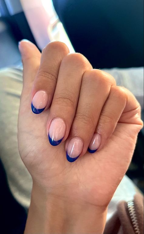 navy blue french tip Basic Navy Blue Nails, Short Nail Blue French Tip, Crome Nails Navy Blue, Short Navy French Tip Nails, Navy Blue French Tips Nails, Gel Nails Blue Tips, Clear Nails With Blue Tips, Navy Blue Nails Summer, Blue Nails Inspo Short