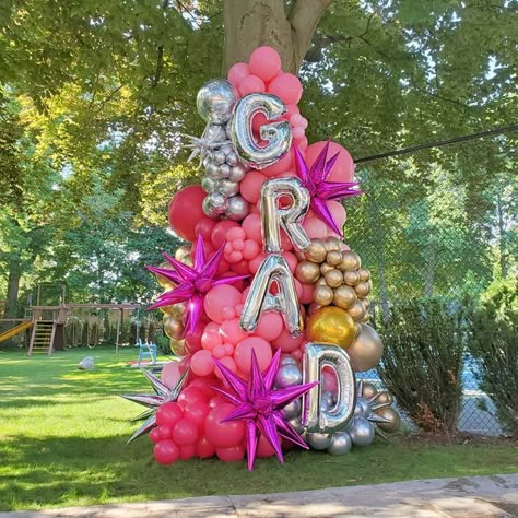 Balloon Backdrop Ideas Graduation, Grad Balloon Garland, Senior Balloon Arch, College Balloon Garland, Balloon Arch Ideas For Graduation, Balloon Arch With Numbers, Ballon Arch Grad Party, Grad Party Balloon Arch, Graduation Party Balloon Arch