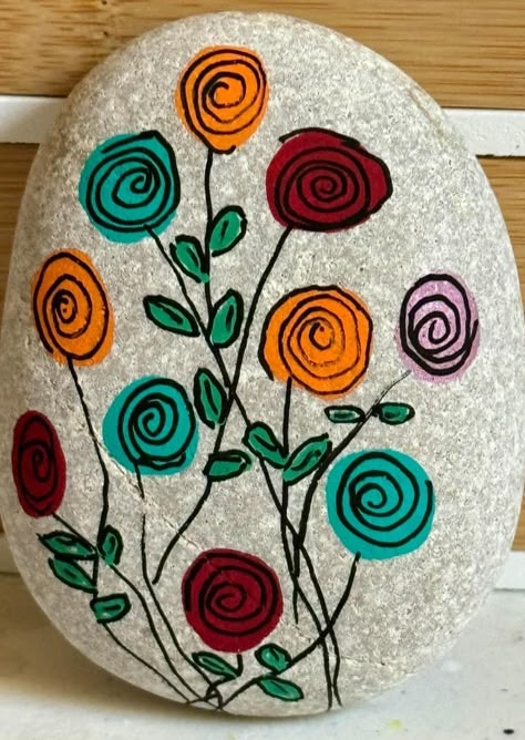 Flower Stone Painting, Easy Flower Rock Painting, Rock Art Flowers, Cute Rock Painting Ideas Easy Flowers, Funny Rock Painting Ideas, Flowers Painted Rocks, Simple Rock Painting Ideas, Flowers On Rocks, River Stones Crafts