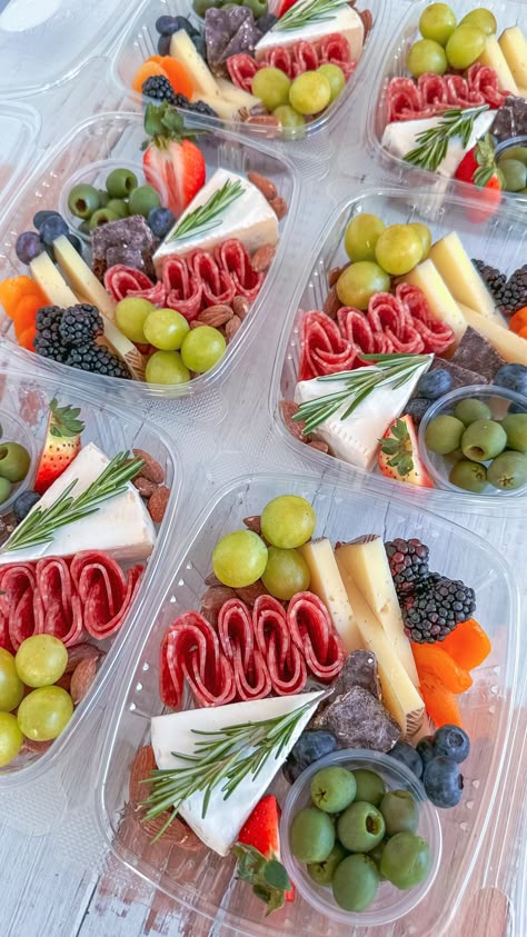 Charcuterie Lunch, Charcuterie Picnic, Charcuterie Appetizers, Deco Fruit, Charcuterie Gifts, Lake Food Ideas Summer, Party Food Buffet, Catering Ideas Food, Food Ideas Summer