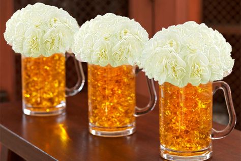 Beer mug flowers are a great decoration for St. Patrick's Day. These are easy to make, and the best part is the glass mug is reusable. Beer Centerpieces, Beer Themed Birthday Party, Beer Flower, Simple Centerpieces Diy, Beer Birthday Party, Super Bowl Decorations, Father's Day Activities, Diy Beer, Beer Theme