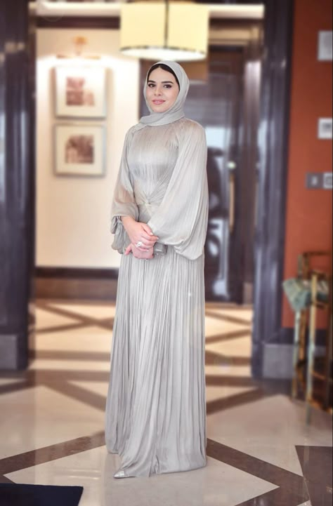 Hijabi Hijab Evening Dress Simple, Simple Soiree Dresses, Hijabi Soiree, Soiree Dresses For Hijab, Hijab Soiree, Elegant Long Sleeve Wedding Dresses, Soiree Outfit, Muslim Evening Dresses, Fashion Show Dresses