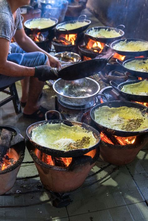 Vietnamese Street Food Vietnamese Aesthetic, Vietnam Street Food, Vietnam Photography, Food Brand Logos, Vietnamese Street Food, Unique Dishes, Street Food Market, Banh Xeo, Vietnam Food