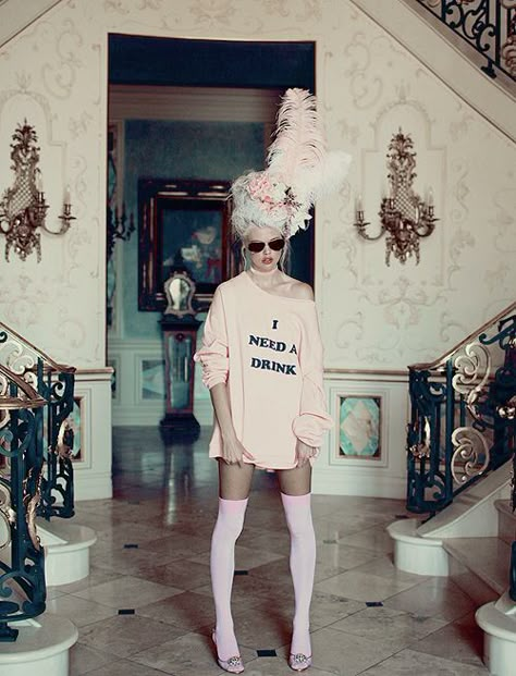 Giant Sunglasses, Simple Decor Ideas, Marie Antoinette Aesthetic, Marie Antoinette Party, Living Simple, Rococo Fashion, Casual Luxe, Model Outfit, Sofia Coppola