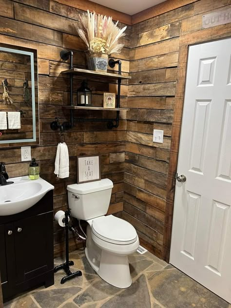 Cabin Tile Bathroom, Wood Cabin Bathroom Ideas, Pallet Wood Bathroom Ideas, Small Bathroom Ideas Wood Wall, Bathroom Pallet Wall, Rustic Wood Bathroom Ideas, Pine Bathroom Ideas, Small Cabin Bathroom Ideas Rustic, Interior Cabin Walls Ideas