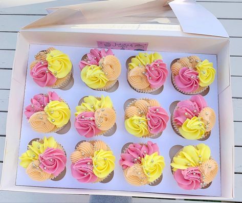 Pink And Yellow Cupcakes, Cupcakes For Women, Birthday Cupcakes For Women, Deserts Cakes, Pink Cc, Yellow Cupcakes, Home Bakery Business, Decorating Icing, Cake Decorating Icing