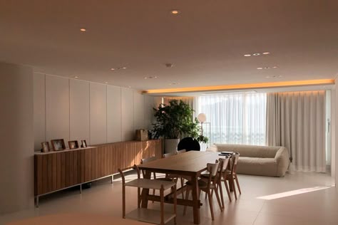 Luxury Apartments Interior, Contemporary Living Room Design, Apartment Dining, Warm Home Decor, Midcentury Home, Japandi Interior, 아파트 인테리어, Apartment Aesthetic, Minimalist Room