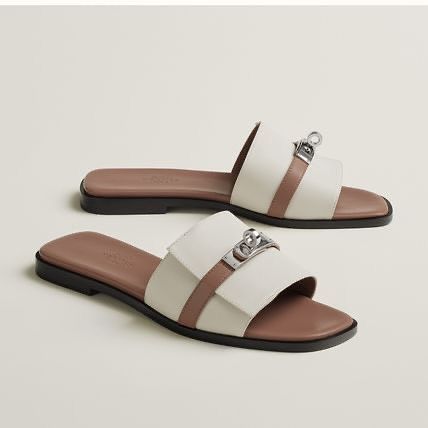 G I U L I A H E R M E S Sandal in calfskin with iconic palladium-plated Kelly buckle. A sleek design for a chic feminine look. Price: 4,000 Sizes: 38,39,40 Coastal Cottage Core, Shoes Wishlist, Shoes Heels Classy, Shoe Wishlist, Hermes Shoes, Girly Shoes, Aesthetic Shoes, Black Leather Heels, Footwear Design Women