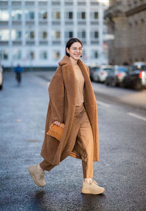 Max Mara Teddy Coat, Teddy Coat Outfit, Chanel Tweed Jacket, Max Mara Coat, Fall Fashion Coats, Burberry Classic, Colour Trends, Beige Outfit, Looks Street Style