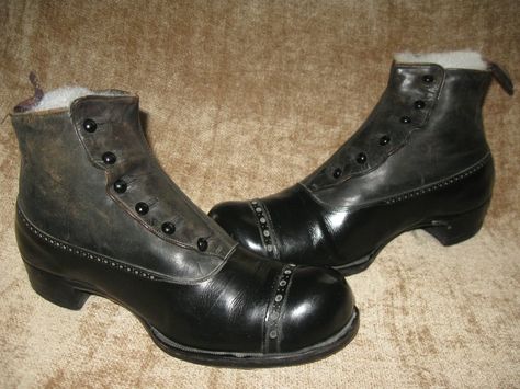 Early victorian button boots*** Edwardian Menswear, Victorian Footwear, 1900s Shoes, Victorian Menswear, Victorian Mens Clothing, Old West Boots, King Shoes, Vintage Outfits Men, Historical Shoes