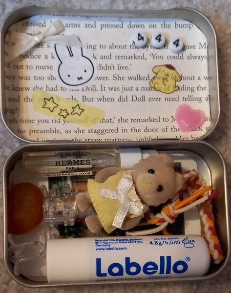 decorated this metal tin (^_^) Altoid Wallet, Mint Tin Crafts, How To Make Metal, Altoids Tins, Mint Tins, Small Tins, Tin Boxes, Metal Box, Tin Can