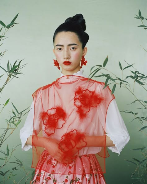 Leslie Zhang, 가을 패션, Mode Inspiration, Photography Inspo, Fashion Editorial, Chinese Style, Red Flowers, Fashion Photo, Editorial Fashion