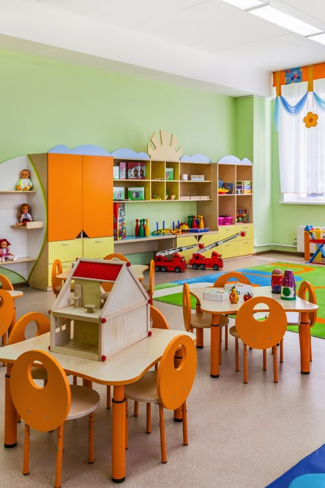 The design of the kindergarten classroom has a significant impact in influencing the children’s interest to grow in a better environment. Apart from the safety factor, we also need to be aware of what kind of kindergarten design can sparking the interest of children to learn and focus during the class, and it is not just simply putting furniture in an empty classroom. Kindergarten Classroom Design, Empty Classroom, Daycare Room Design, Holiday Classroom Decorations, Diy Bookshelf Kids, Wall Bulletin Board, School Library Design, Kindergarten Interior, Kindergarten Decorations