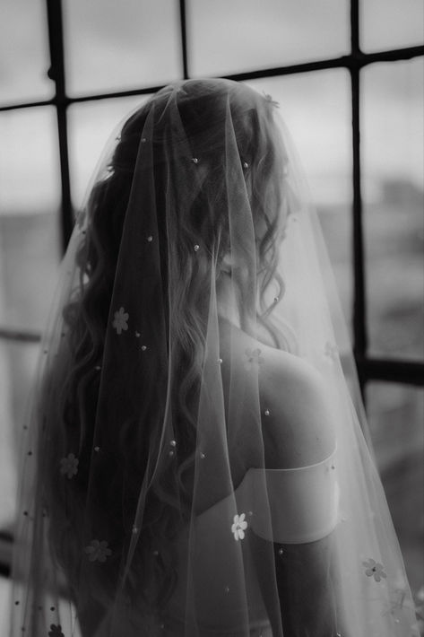 Stunning Bridal Portrait Wedding Bubbles, Pearl Veil, Blusher Veil, Bride Veil, Wedding Dress With Veil, Veil Hairstyles, Dream Wedding Ideas Dresses, Pearl Bridal, Headpiece Wedding