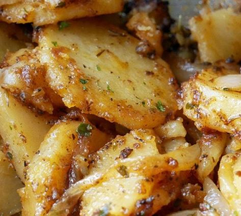 Skillet Potatoes And Onions, Breakfast Skillet Potatoes, Smothered Potatoes, Breakfast Potatoes Skillet, Potato Breakfast Recipes, Potatoes And Onions, Kulfi Recipe, Breakfast Skillet, Skillet Potatoes