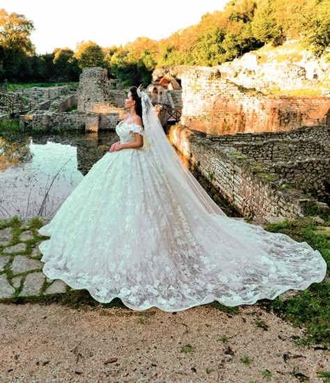 frida xhoi Charro Wedding Dress, Hispanic Wedding Dress, Poofy Wedding Dress, Hispanic Wedding, Charro Wedding, Lacy Wedding Dresses, Mexican Inspired Wedding, Mexican Themed Weddings, Mexican Wedding Dress