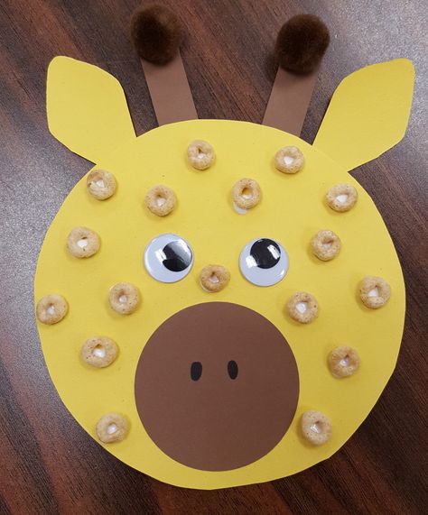 Pre K Zoo Crafts, Cheerio Arts And Crafts, Paper Plate Giraffe Craft, Zoo Animals Crafts For Infants, Animal Crafts Preschool Easy, Giraffe Plate Craft, Zoo Animals Preschool Art, Prek Animal Crafts, Cheerio Giraffe Craft