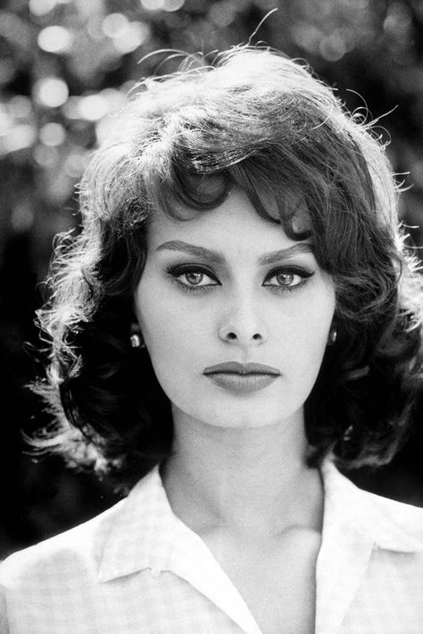 Sophia Loren's Iconic Style In Photos - HarpersBAZAAR.com Stars D'hollywood, Sofia Loren, Katharine Hepburn, Italian Beauty, Italian Actress, Kelly Brook, Catherine Deneuve, Sophia Loren, Beauty Icons