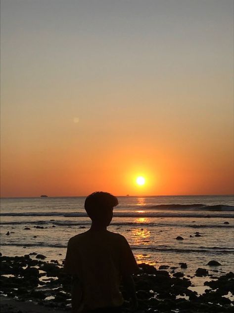 Boy At The Beach Aesthetic, Sunset Pictures Poses Instagram, Sunset Pfp, Beach Sunset Poses, Boy On Beach, Sunset Flight, Beach Instagram Pictures, Boy Blurred Pic, Iphone Wallpaper Landscape