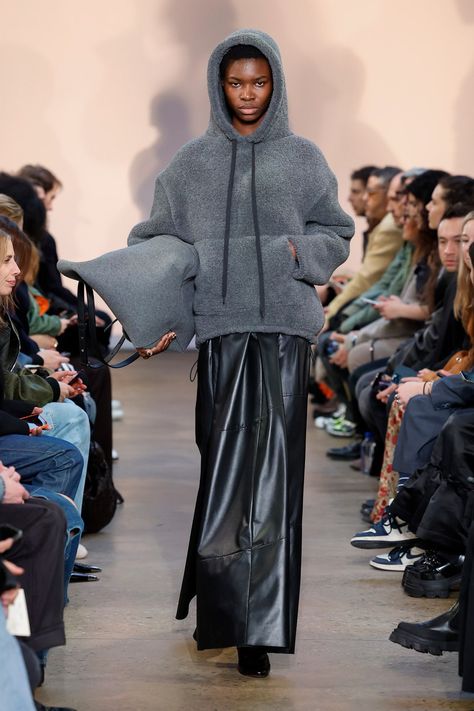 23 Runway, 2023 Fw, 2023 Ready To Wear, Fashion Trends Winter, Runway Trends, Spring Fashion Trends, Knit Hoodie, Winter 2023, Fall 2023