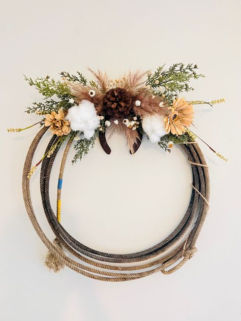 Spring Lariat Wreath, Handmade Western Decor, Horse Rope Wreath, Laso Rope Wreath, Western Lasso Wreath, Cowboy Rope Wreath, How To Make A Rope Wreath, Rope Wreaths Western, Roping Rope Wreath