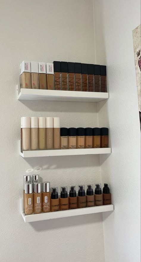 Makeup Room Aesthetic Ideas, Esthetician Makeup Room, Mua Studio Ideas, Makeup Room Professional, Professional Makeup Vanity, Small Makeup Studio Interior Design, Makeup Studio Inspiration, Beauty Room In House, Mini Makeup Studio At Home