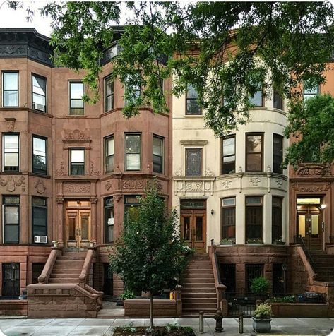 Apartment Exterior Aesthetic, London Apartment Building, New York Style Apartment, Brownstone Apartment, Brick Townhouse, Brownstone Interiors, Nyc Brownstone, Brownstone Homes, Nyc Townhouse