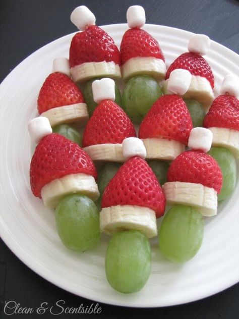 12 Healthy Holiday Treats for Kids | Holley Grainger Grinch Fruit Kabobs, Healthy Christmas Snacks, Healthy Christmas Recipes, Decorações Com Comidas, Healthy Christmas, Holiday Snacks, Christmas Brunch, Party Platters, Xmas Food