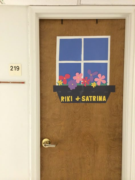 Easy college dorm decor/decorating ideas for door: Spring-- construction paper window and flowers. Dorm Door Decor, College Dorm Door, College Dorm Diy, Resident Assistant Ideas, Door Decorations College, Door Dec Ideas, Dorm Door Decorations, Dorm Room Doors, Ra Themes