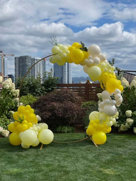 Yellow And White Party Theme, Lemon Theme Balloon Arch, Lemon Balloon Garland, Lemon Balloon Arch, Yellow Balloons Decoration, Yellow Decorations Party, Hoco Brunch, Yellow Balloon Arch, Yellow Balloon Garland