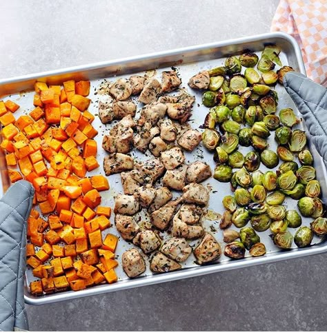 Sheet Pan Chicken with Squash and Brussels Sprouts Chicken With Squash, Fresh Chicken Recipes, Chicken Brussel Sprouts, Chicken Squash, Easy Fall Dinners, Chicken And Butternut Squash, Comforting Dinner, Sheet Pan Chicken, Recipe Sheets