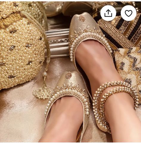 Punjabi Jutti Aesthetic, Punjabi Jutti Wedding, Khussa Designs, Bridal Jutti, Punjabi Shoes, 2026 Wedding, Bride Slippers, Indian Shoes, Pearl Work