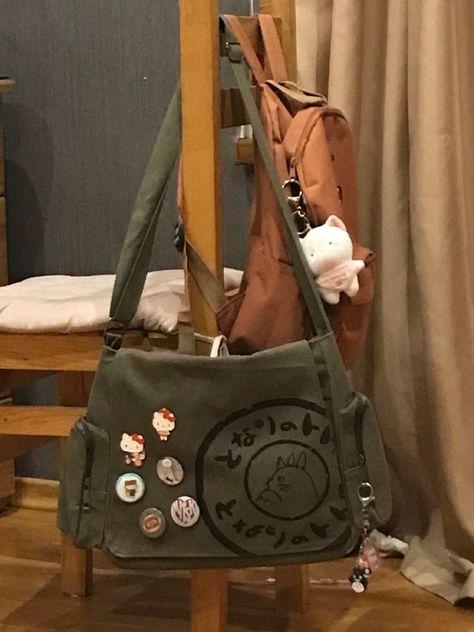 Totoro Messenger Bag, Casual Street Outfits, Stylish Casual Outfits, Messanger Bag, Stylish School Bags, Inside My Bag, Bags Cute, Street Outfits, Casual Outfits For Women