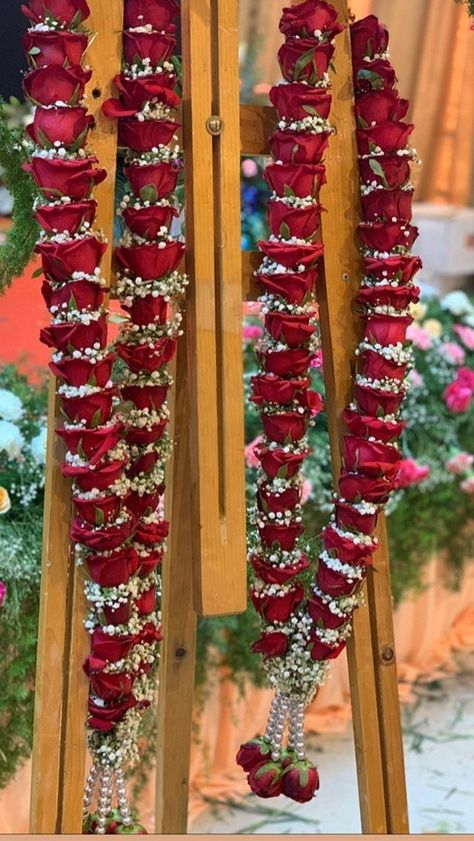 Rose Malai For Reception, Red Rose Mala For Wedding, Simple Wedding Garland Indian, Bridal Mala Flower, Garlands For Engagement Indian, Pelli Dandalu For Marriage, Pelli Poola Dandalu, Pulla Dandalu For Marriage, Flower Haar Mala For Wedding