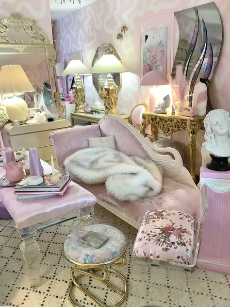 Cute Aesthetic Rooms, Boho Maximalism, Mid Century Modern Art Deco, 80s Interior, Art Deco Revival, Girly Decor, Glam Living Room, Pink Living Room, Future Apartment Decor